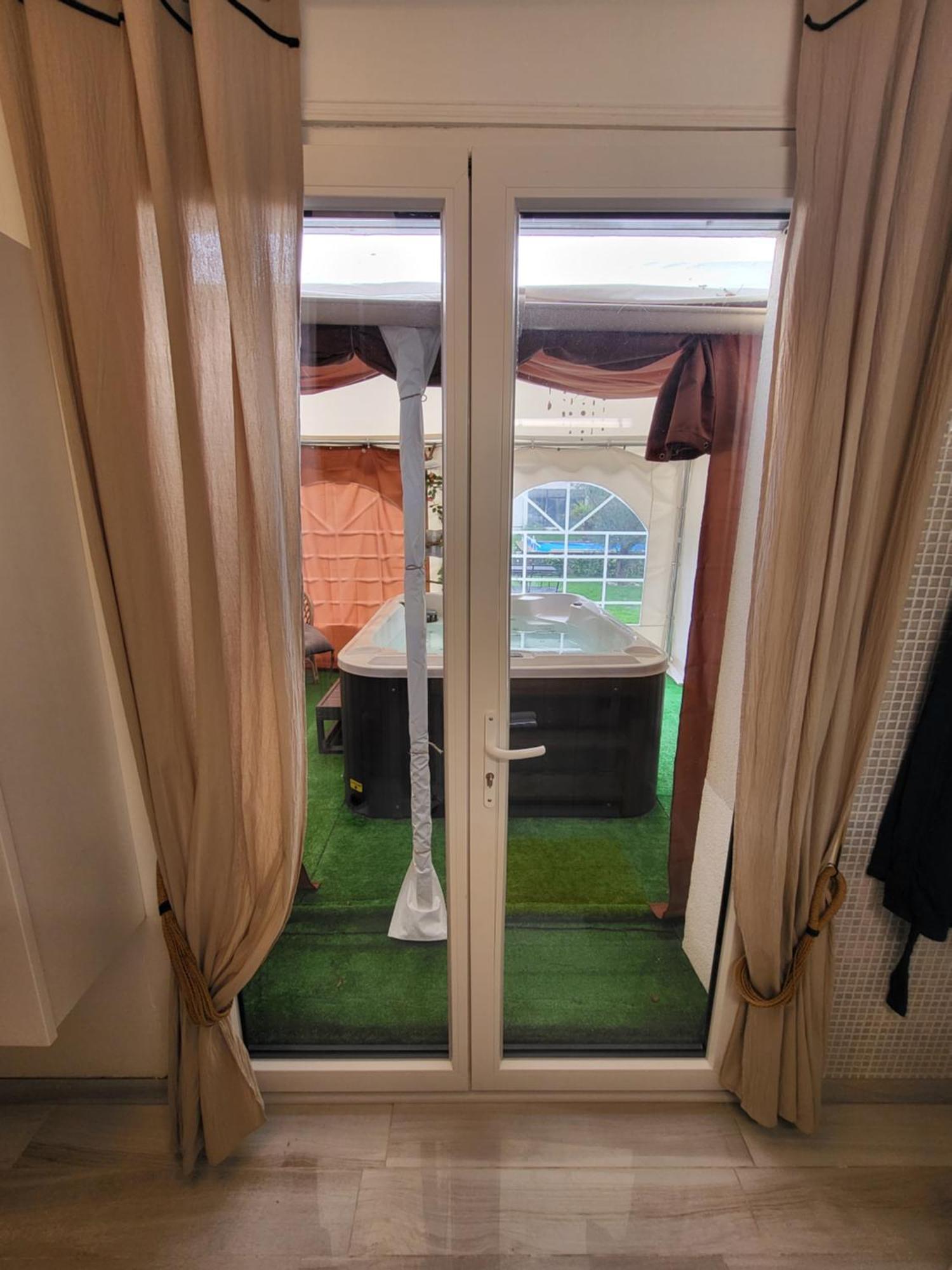 Choisy Le Jacuzzi Bed & Breakfast Bagian luar foto